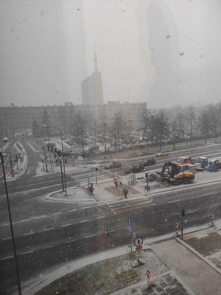 Zima wróciła do Kielc! Zobacz, jak wygląda zaśnieżone centrum miasta pod koniec marca. Zdjęcia