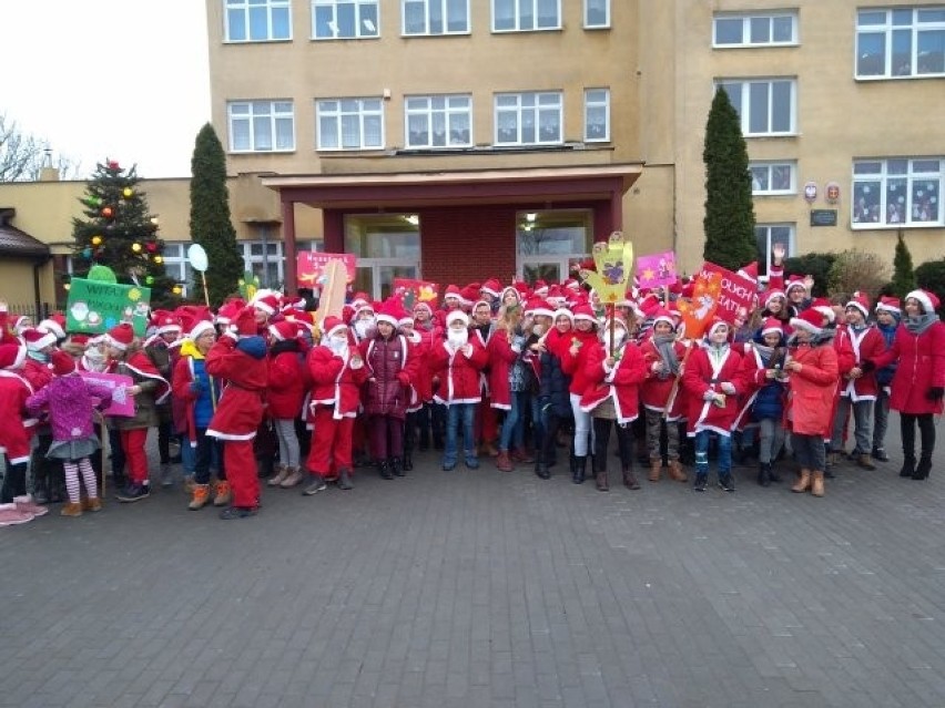 Parada mikołajów w Osięcinach. Życzyli wszystkim Wesołych Świąt! [zdjęcia]