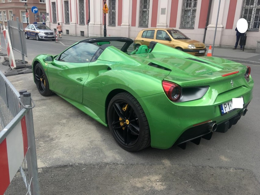 Zielone Ferrari 488. Mielno pechową miejscowością dla...