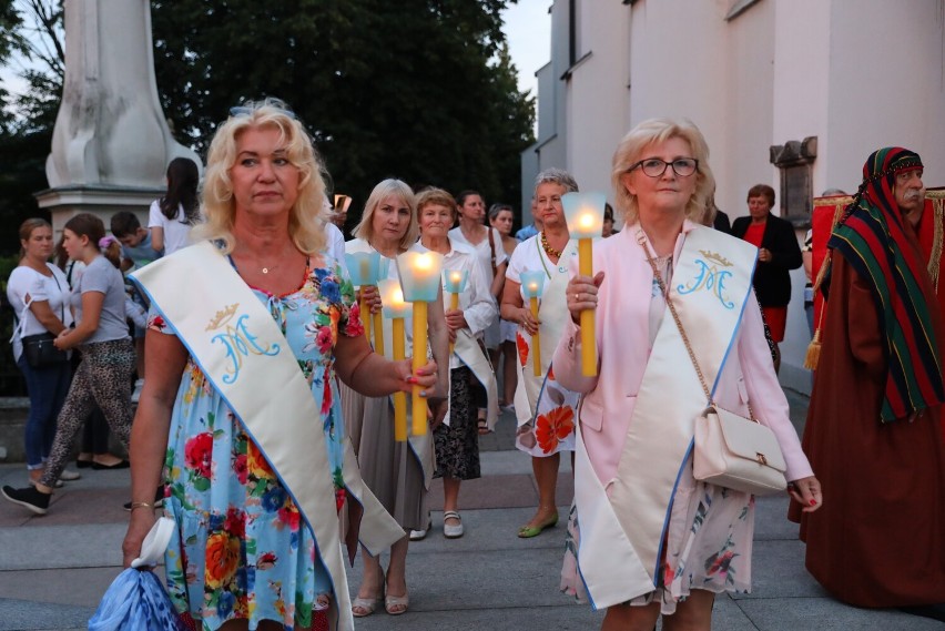 Uroczystości Zaśnięcia i Wniebowzięcia NMP w kościele...