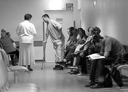 Pacjenci poradni neurologicznej oczekują w długich kolejkach, by zapisać się do lekarza