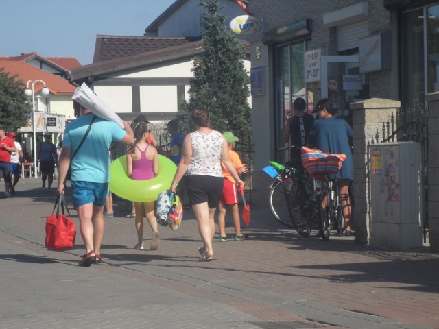 W tym roku w Rowach wypoczywa wielu turystów. Szczególnie dużo było ich w weekend, gdy do miejscowości zjechali także mieszkańcy regionu. Słoneczna pogoda sprzyjała plażowaniu i korzystania z uroków lata. Zobaczcie zdjęcia!