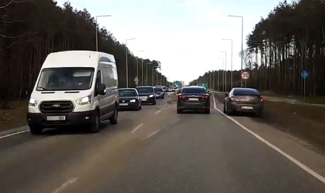 Użytkownik YouTube zarejestrował skrajnie nieodpowiedzialne zachowanie dwóch kierowców samochodów osobowych na trasie Białe Błota - Bydgoszcz.