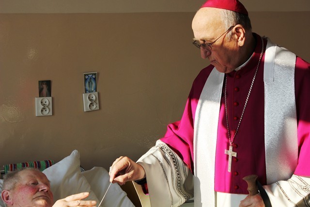 Biskup senior odwiedził pacjentów kolskiego szpitala