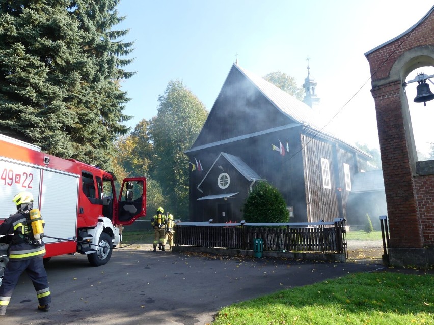 Strażacy ćwiczyli walkę z pożarem drewnianego kościoła w Sławęcinie [ZDJĘCIA]