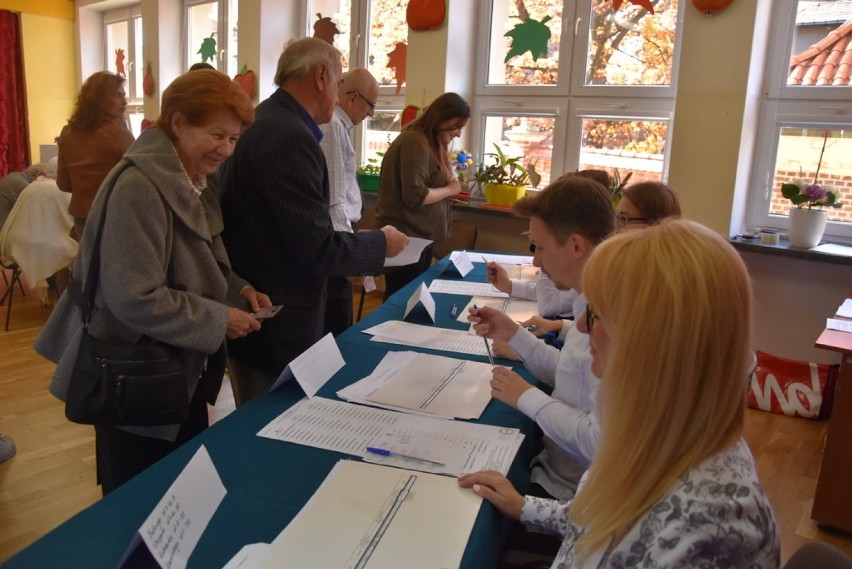 Głosowanie w Obwodowej Komisji Wyborczej nr 5 w Tarnowie w...