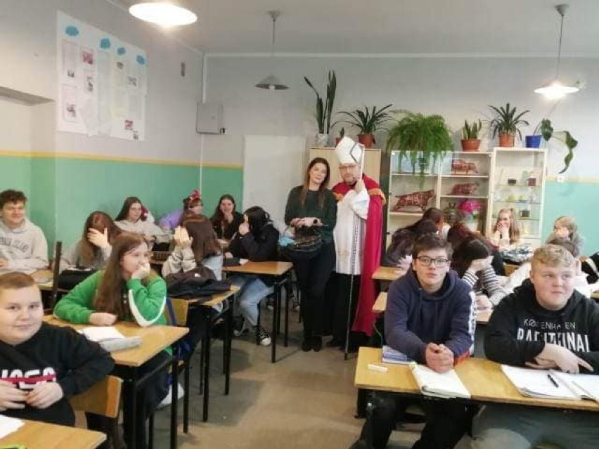 Uczniowie złotowskiego Rolniczaka i I LO pamiętali o mikołakjowej tradycji