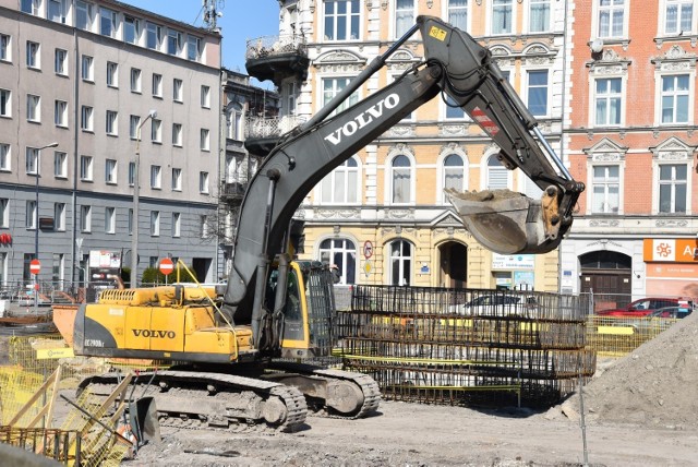 Centrum przesiadkowe Opole Główne. Na razie prace na placu budowy przebiegają bez zakłóceń.