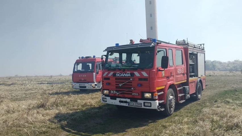 Chrzanów. Strażacy nie mają chwili wytchnienia z powodu podpalanych traw i nieużytków [ZDJĘCIA]