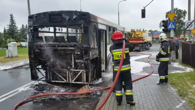 Pożar autobusu MZK w Opolu na skrzyżowaniu Witosa, Ozimskiej, Tysiąclecia i Częstochowskiej.