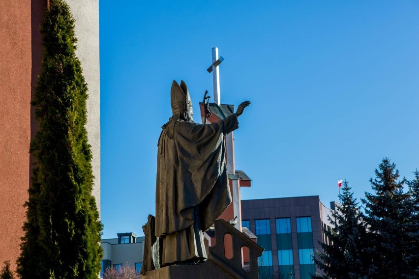 Pomnik Jana Pawła II przy Kościele pw. Matki Bożej Królowej...