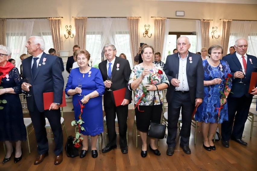 19 par z gminy Warta świętowało wspólne 50 lat! Były medale...