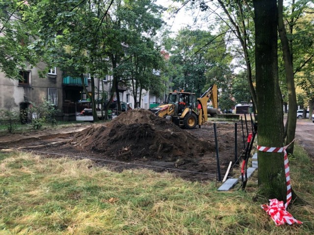 Rozpoczęła się budowa placu zabaw u zbiegu ulic Kossaka i Lenartowicza w Bytomiu. Zobacz kolejne zdjęcia. Przesuwaj zdjęcia w prawo - naciśnij strzałkę lub przycisk NASTĘPNE >>>