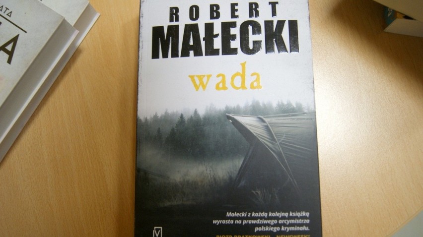 Robert Małecki
„Wada"
SĄ SPRAWY POGRZEBANE DAWNO TEMU.
I...