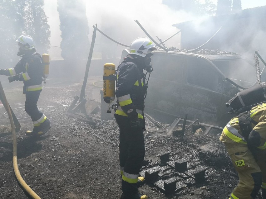 Opalenica. Pożar budynków gospodarczych przy blokach [ZDJĘCIA]