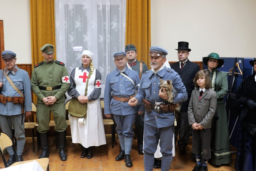 Wystawa "Lokalne drogi do Niepodległej" w Krzywczy w powiecie przemyskim. Przenieśli nas do lat 1914-1918 [ZDJĘCIA]