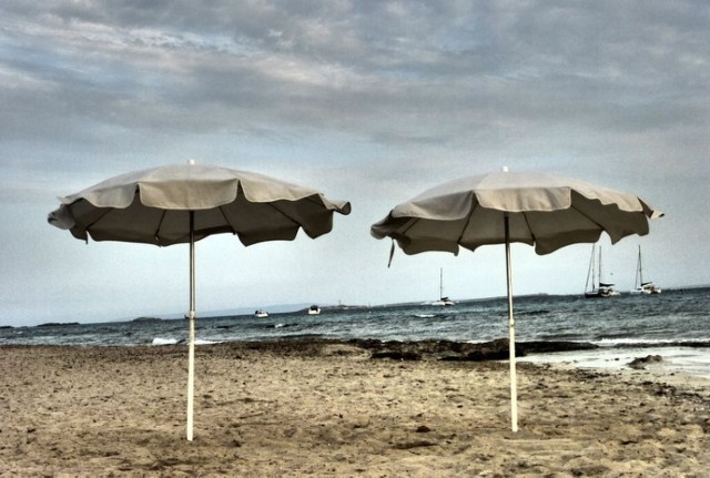 Samotne parasole. Fot. Isabella Degen