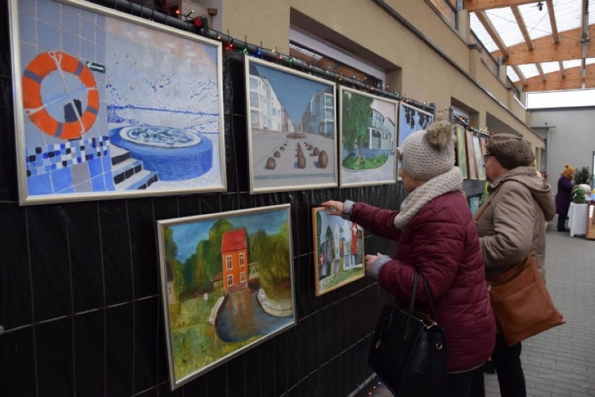 Pruszcz Gdański: Seniorki z Uniwersytetu III Wieku w swoich obrazach dokumentują także rzeczywistość miasta [ZDJĘCIA]