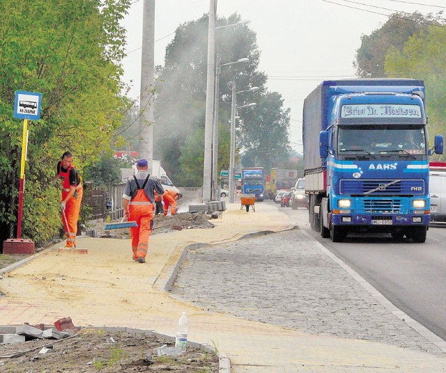 Prace przy przebudowie drogi z Tomaszowa do Łodzi trwają, niektóre odcinki ulicy są już gotowe