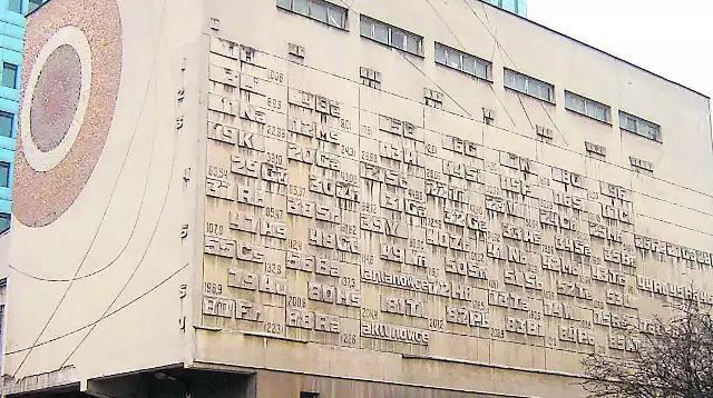 Płaskorzeźba z tablicą Mendelejewa pojawiła się na ścianie budynku w latach sześćdziesiątych	foto archiwum