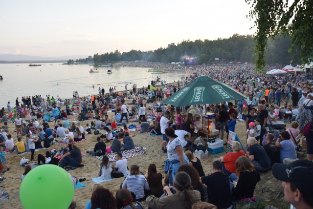 W tym roku na Festiwalu Ognia i Wody w Nysie bawiło się 20 tysięcy ludzi. Od popołudnia na plaży trwała zabawa na koncertach, a gwiazdą wieczoru była Halina Mlynkova ze swoim zespołem. Kulminacją dnia był jednak nocny konkursowy pokaz pirotechniczny, w którym udział wzięły trzy firmy. Każdy z uczestników, z barki zakotwiczonej na jeziorze 200 metrów od plaży, przeprowadził 9 minutowy pokaz, składający się z części obowiązkowej do zadanej muzyki i z własnej kompozycji. Efekty zapierały dech. Konkurs wygrała firma  Pol – Expance K.E. Kolasińscy z Kobylanki.