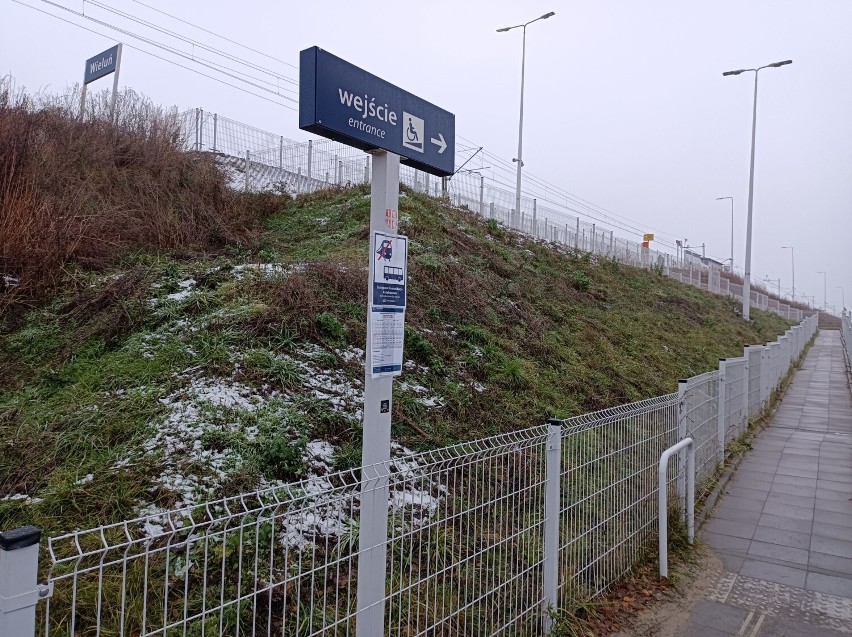 Przystanek kolejowy w Wieluniu - 6 grudnia 2021 r.
