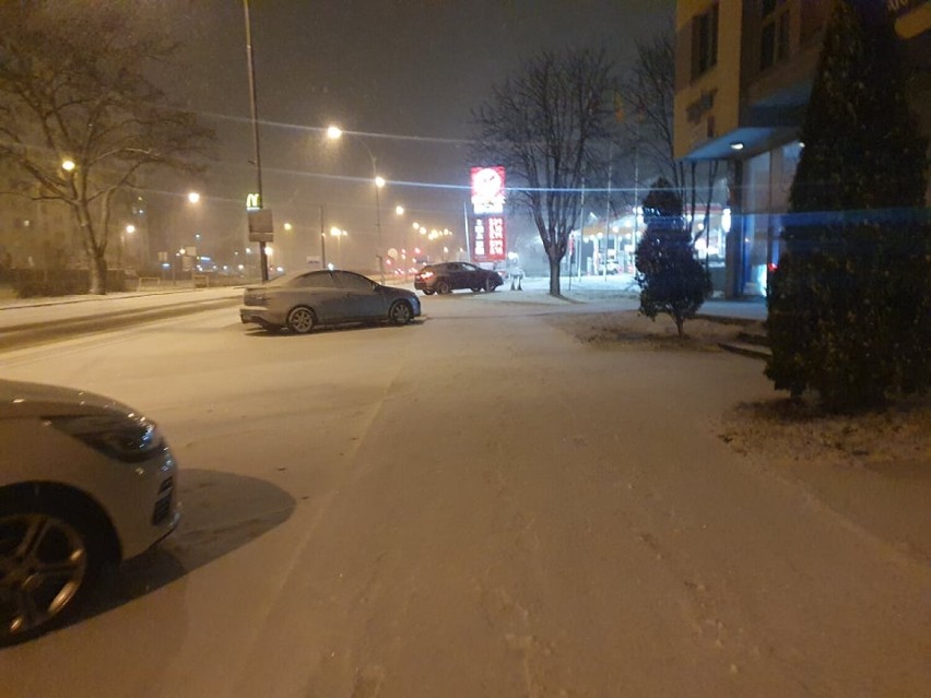 Śnieżna zima 2022 powraca w Piotrkowie. Znowu pada śnieg,...