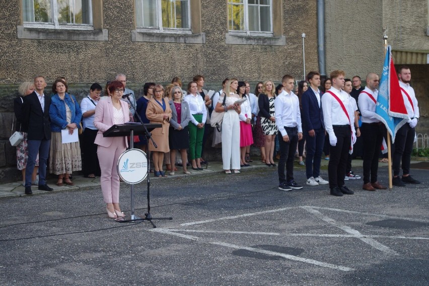 Rozpoczęcie roku szkolnego w Zespole Szkół Ekonomicznych w Lesznie. Uczniowie klas pierwszych złożyli ślubowanie ZDJĘCIA