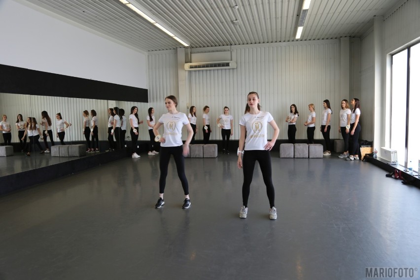 Kandydatki na miss ćwiczyły choreografię.
