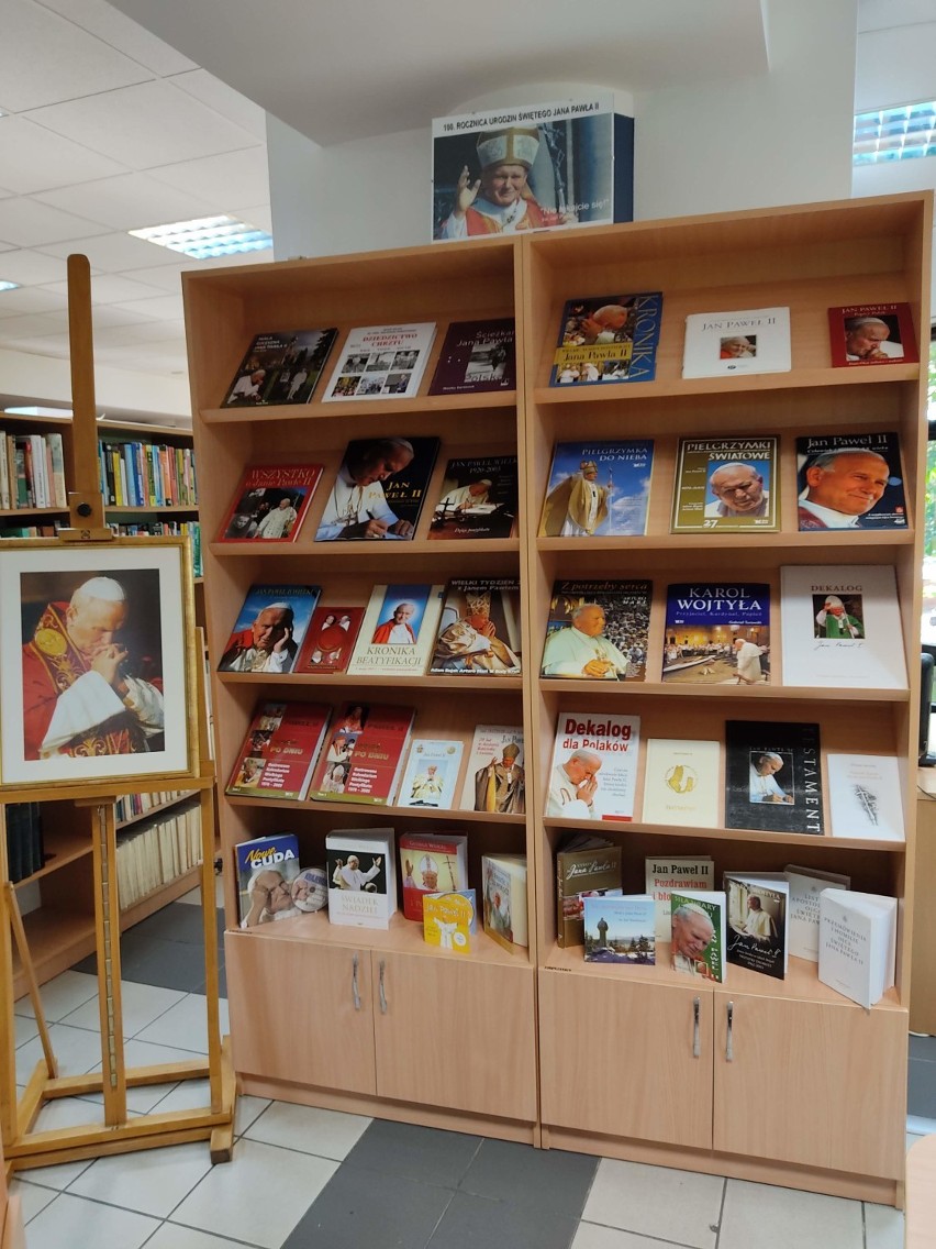 Wypożycz z wystawy - Miejska Biblioteka Publiczna w Radomsku w rocznicę urodzin Jana Pawła II