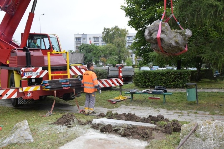 Wielka operacja w Kielcach! Rzeźba z osiedla trafiła do ogrodu botanicznego. Potrzebny był dźwig [ZDJĘCIA, WIDEO]