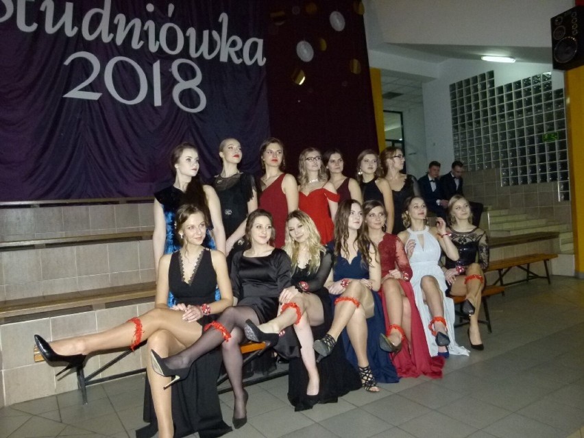 W tych sukniach wieluńskie maturzystki lśniły na studniówkach w latach 2017- 2019