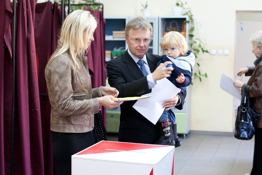 W Darłowie głosował już Arkadiusz Klimowicz, burmistrz tego...