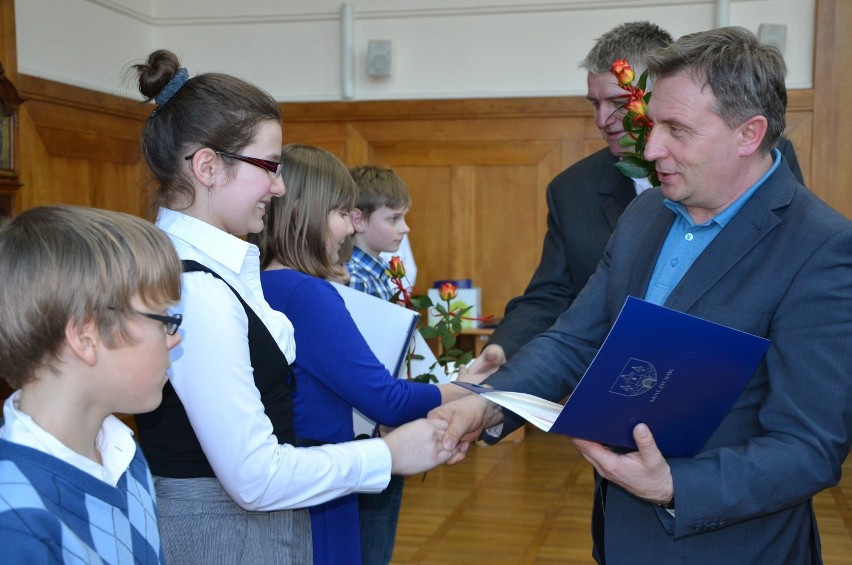 Stypendia burmistrza Malborka dla zdolnej młodzieży. Nagrody trafiły do 46 uczniów