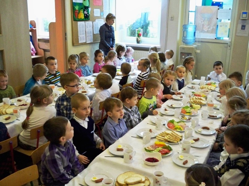 Zdjęcie ilustrujące dzieci z Przedszkola nr 2 w Sycowie podczas śniadania wielkanocnego