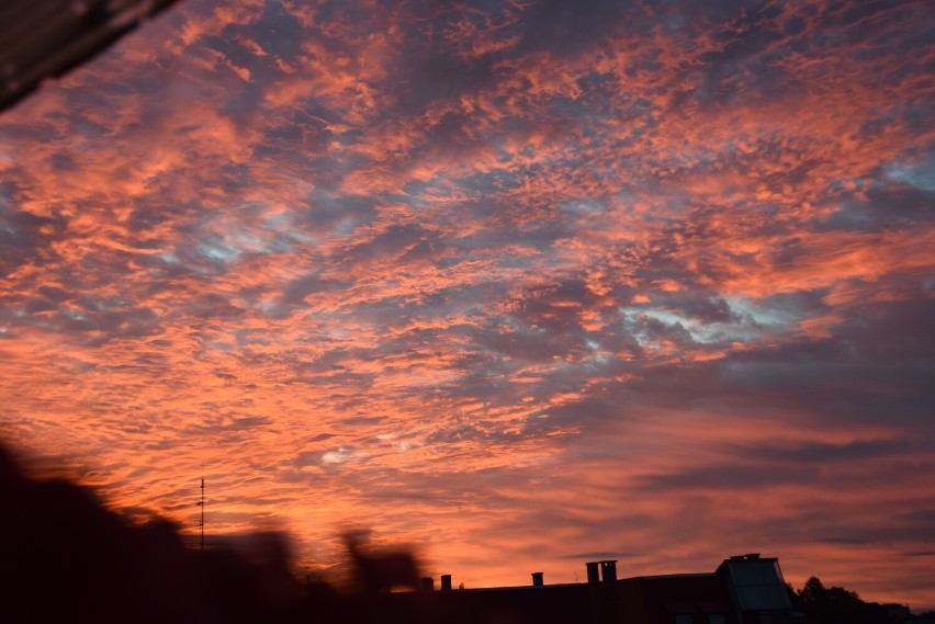 Niebo nad Tychami po piątej w poniedziałek, 8.08.2022 r.