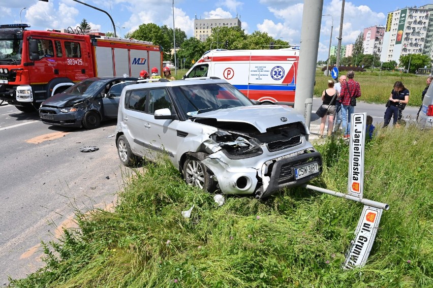 Kielce, ulica Grunwaldzka. Dwa groźne zderzenia samochodów osobowych - w nocy i przed południem, dwie osoby ranne [ZDJĘCIA]