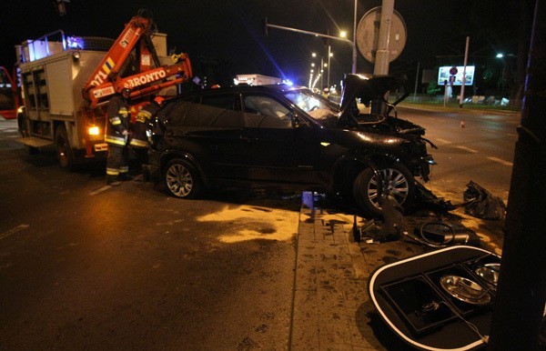 Wypadek na Zgierskiej. Bmw wbiło się w słup