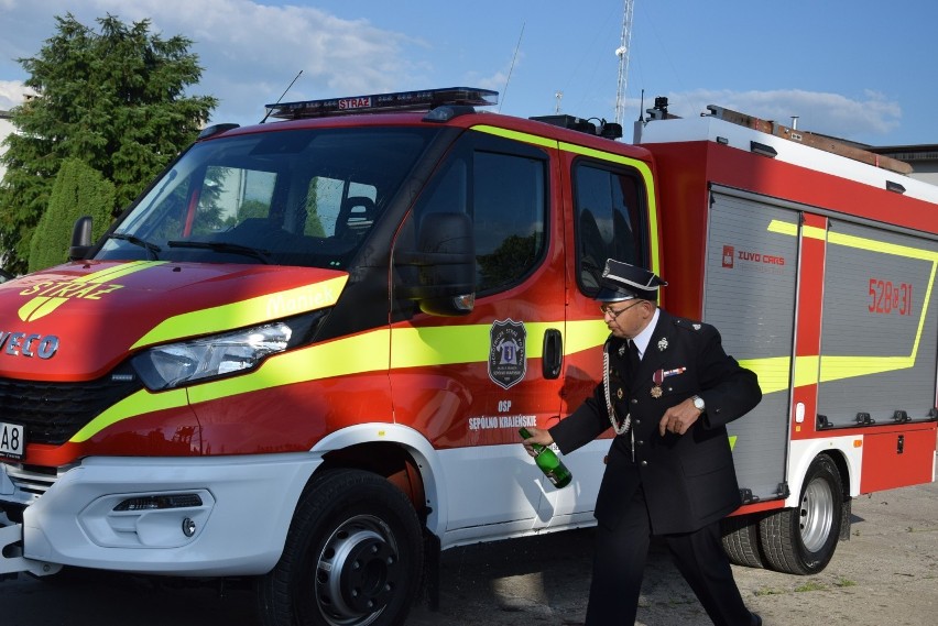 Strażacy OSP Sępólno hucznie powitali nowy wóz