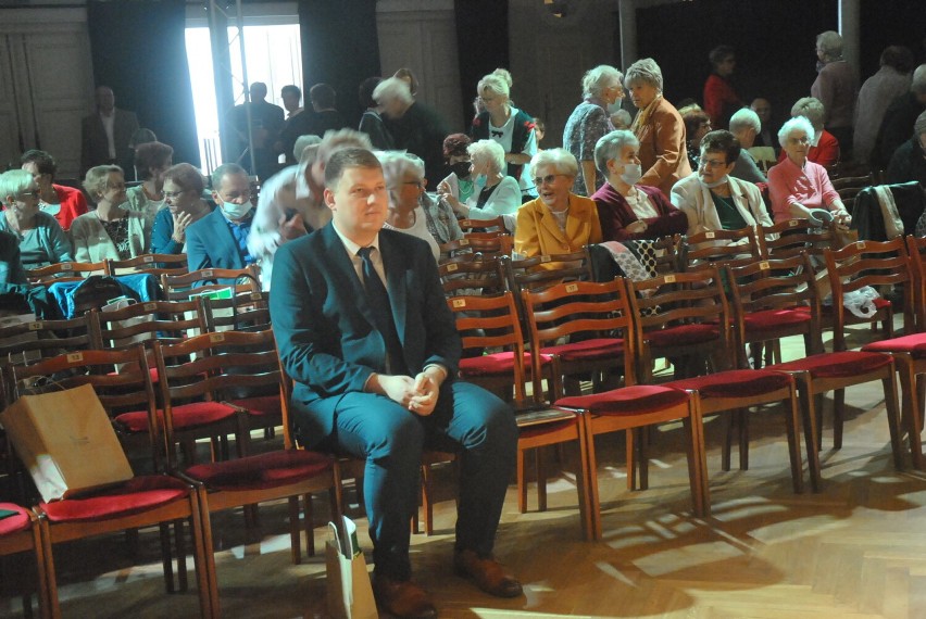 LESZNO. Uniwersytet Trzeciego Wieku w Lesznie zainaugurował nowy - dwudziesty czwarty - rok akademicki. Uroczystość odbyła się w MOK [FOTO] 