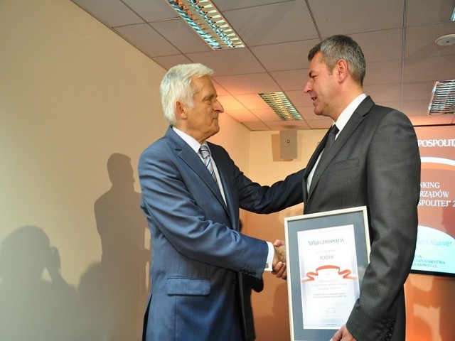 Wójtowi Tomaszowi Stolarczykowi gratulował Jerzy Buzek