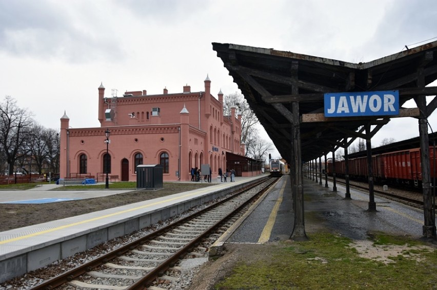 Budynek dworca w Jaworze to perełka, perony już nie!