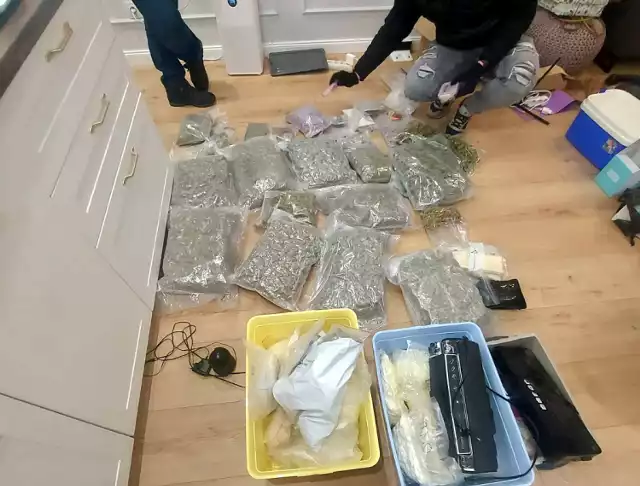 W ręce stołecznych policjantów wpadło dwoje dilerów narkotykowych. W ich mieszkaniu służby znalazły niemal 40 kg różnych narkotyków o czarnorynkowej wartości sięgającej 2,5 mln zł.
