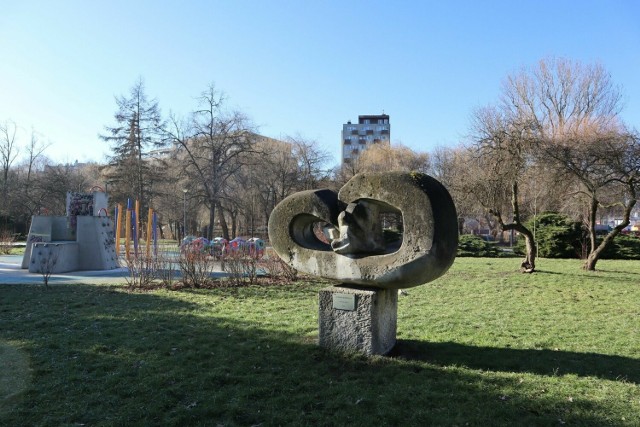 Rzeźba „Przemijanie powstała w 1975 r. Jej autorką jest Janina Barcicka.