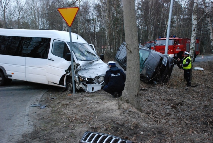 Jastarnia. Wypadek koło stacji paliw. Grand Cherokee wjechał w busa. Są poszkodowani