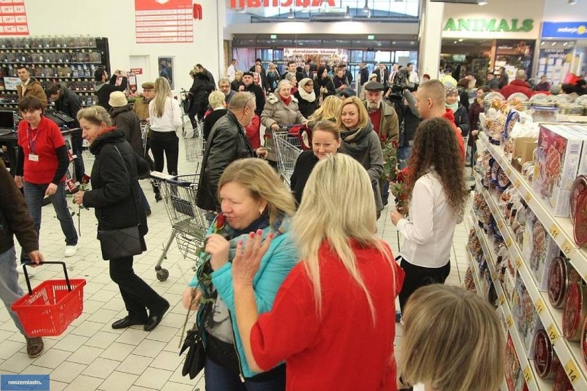 Tłumy na otwarciu hipermarketu Auchan we Włocławku [zdjęcia, wideo]