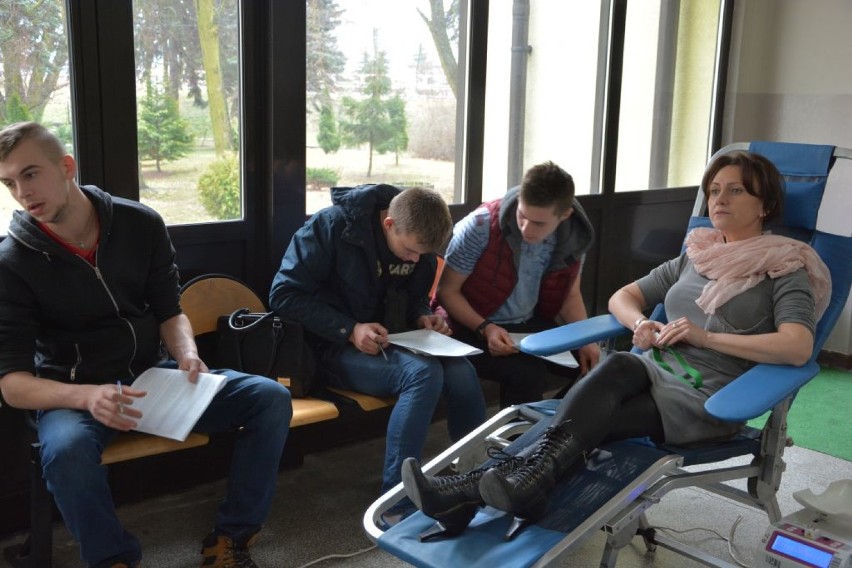 "Młoda krew ratuje życie" w Radomsku. Uczniowie "mechanika" honorowo oddawali krew