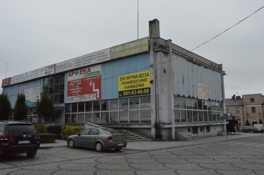 Szpecący centrum Poddębic „Handlowiec" idzie do rozbiórki. Kiedy zdewastowany budynek zniknie? ZDJĘCIA