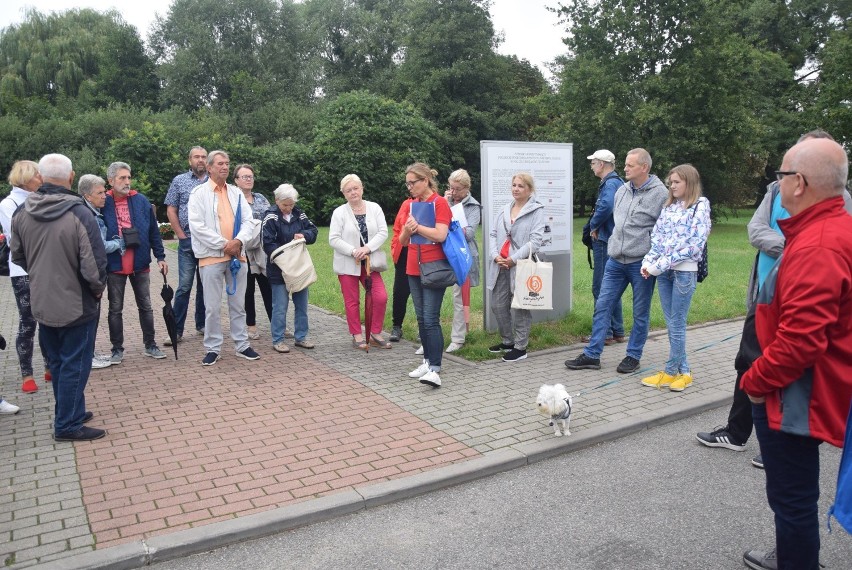 Malbork. Ostatni spacer z przewodnikiem PTTK w strugach deszczu [ZDJĘCIA]. Nogat, mosty, powodzie i wąskotorówka