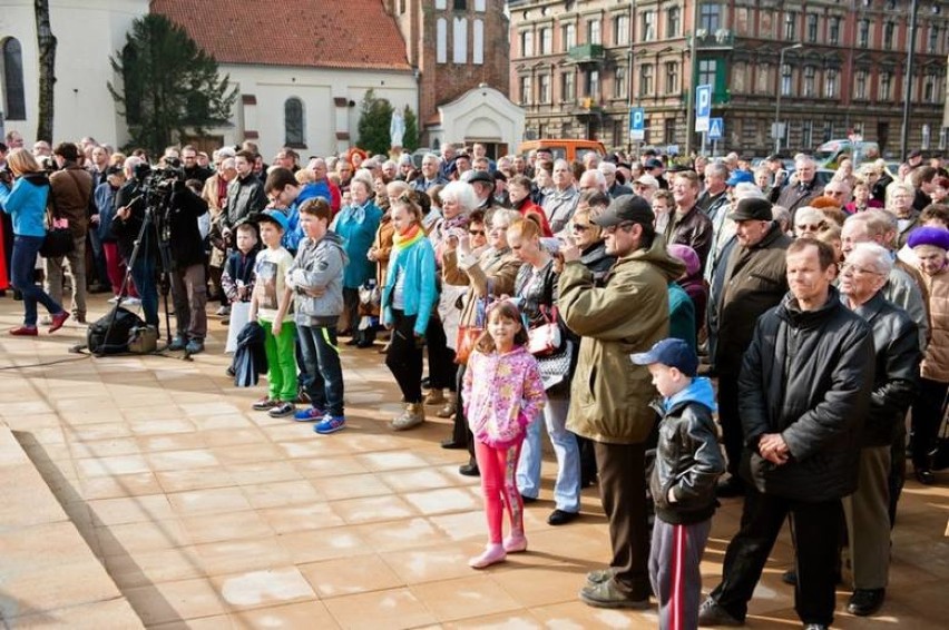 Historia jednego miejsca w Gnieźnie. Targowisko na Warszawskiej kiedyś i dziś. Nie tylko targ, był tu też… kaszalot!